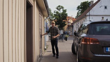 Tanel and chickens. Season 3. (thumbnail 15)